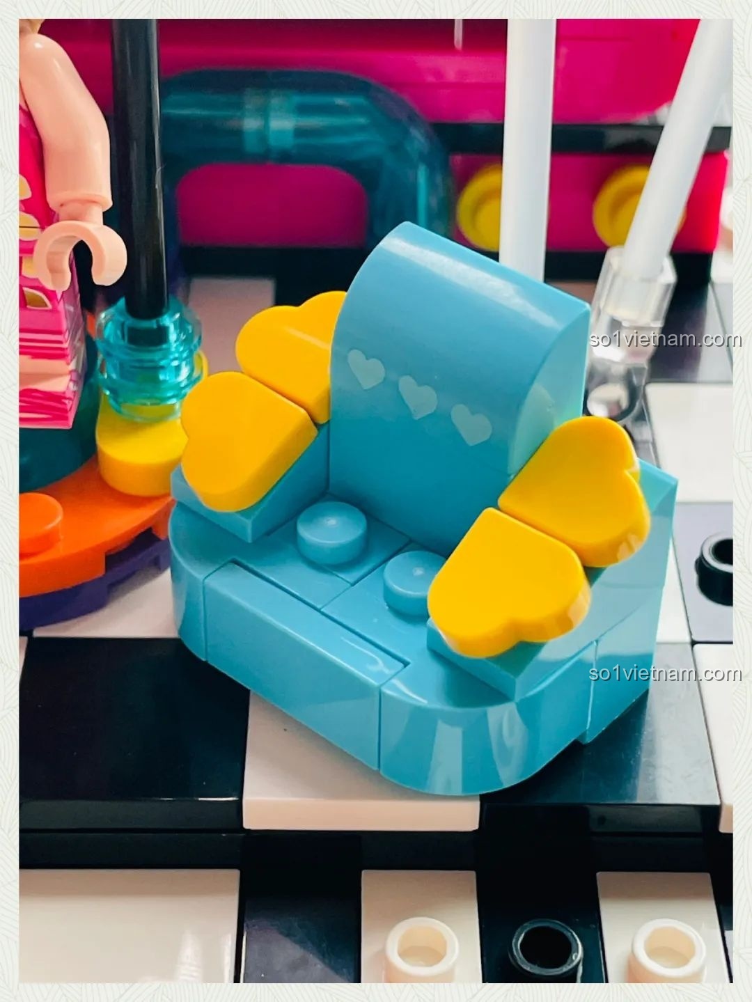 Chiếc ghế sofa mini màu xanh dương với tựa lưng hình trái tim màu vàng, phụ kiện đi kèm bộ lắp ráp Ái Vũ Đài AREA-X AB0006.