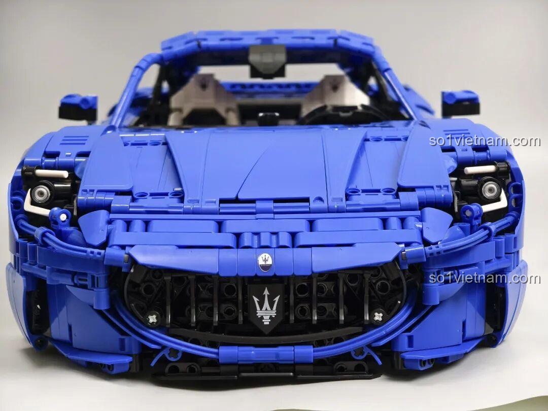 Ghế trước của Reobrix 11010 Maserati GranTurismo có thể gập lại để vào hàng ghế sau.