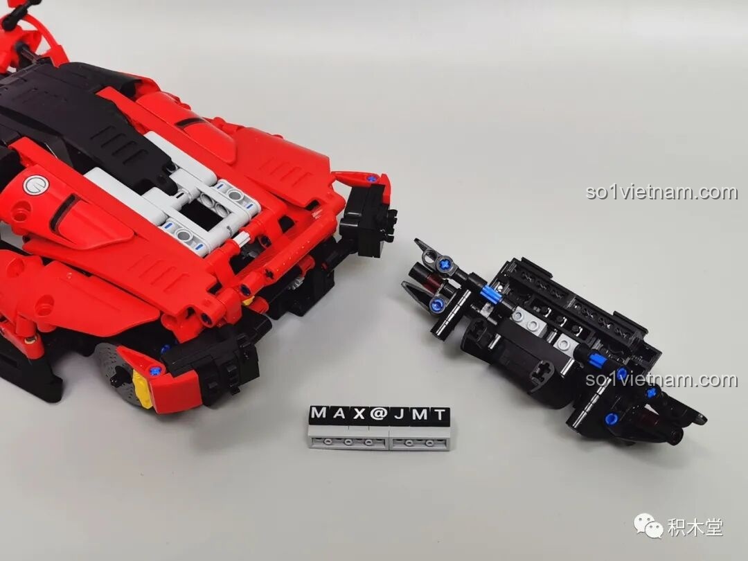 Ghép nối các module thân xe của bộ Panlos Brick 3006 lại với nhau để tạo thành khung xe hoàn chỉnh.