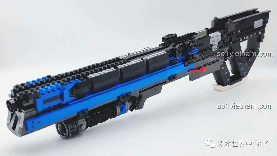 Giai đoạn ghép nối phần thân và báng súng của mô hình Vũ khí của đặc nhiệm 76, tạo thành hình dáng cơ bản.