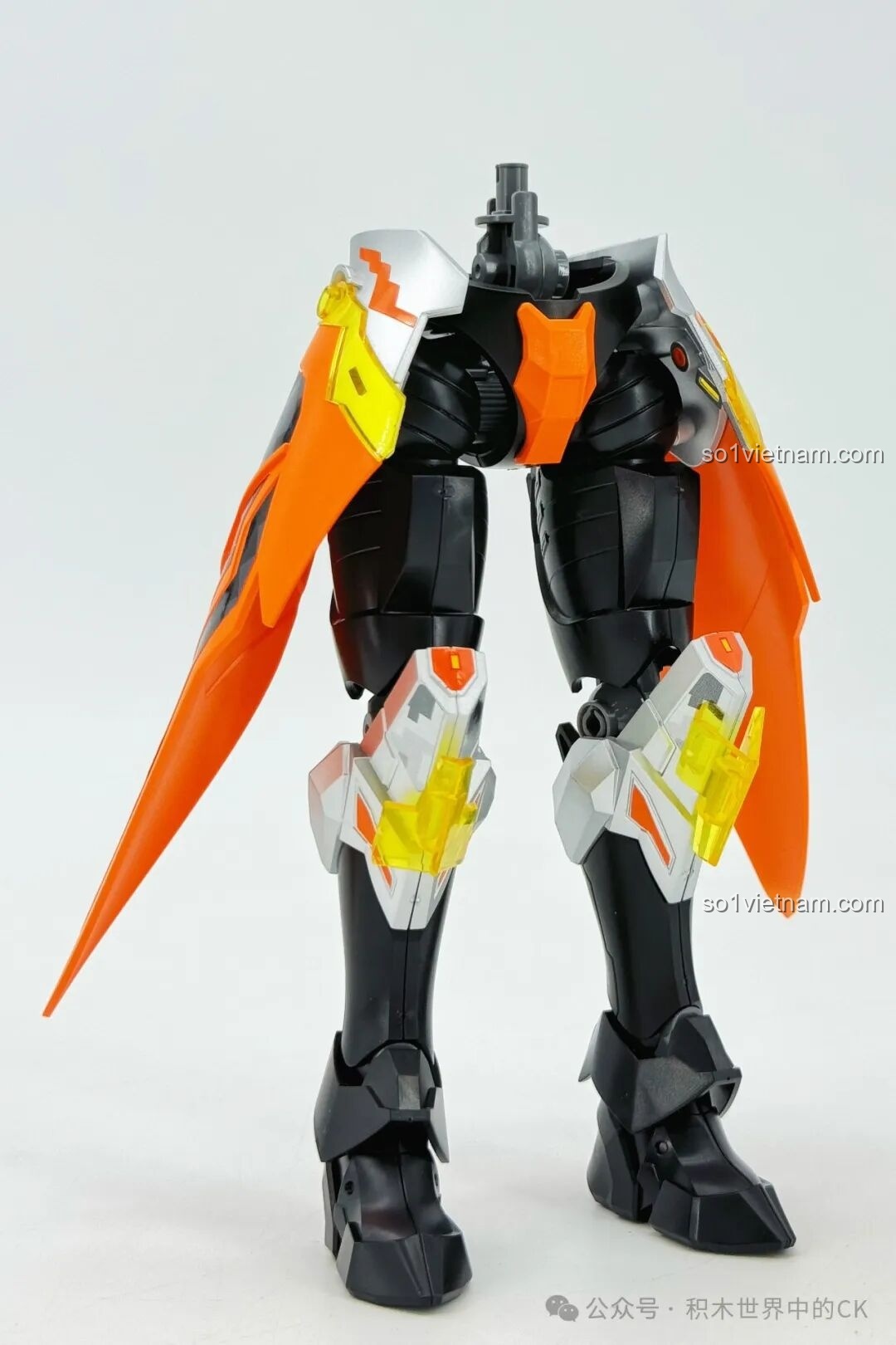 Ghép phần váy/áo choàng vào thân dưới của mô hình Robot Triệu Vân Keeppley 78032, hoàn thiện phần giáp.