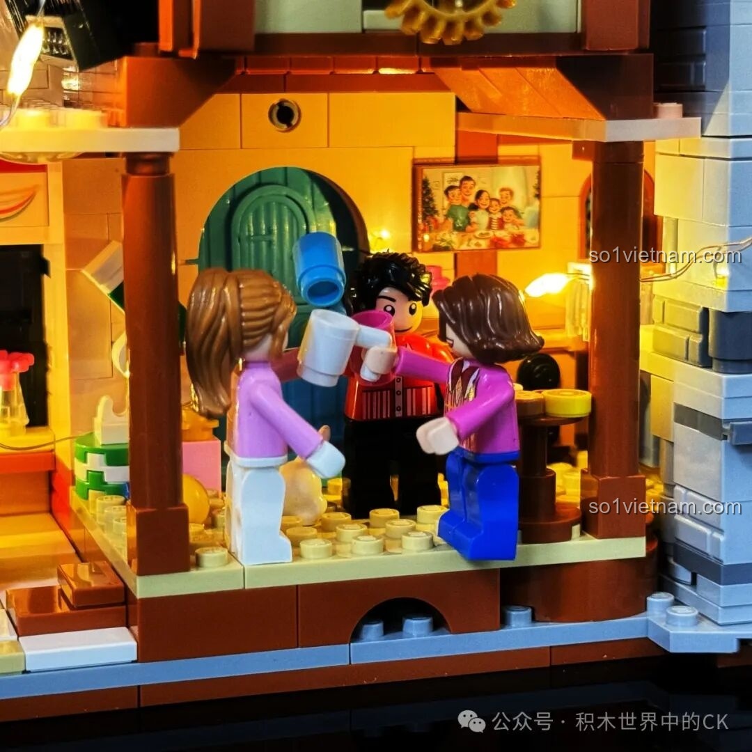 Các minifigure quây quần bên nhau trong không gian nội thất được thắp sáng của mô hình ZHEGAO 613005.