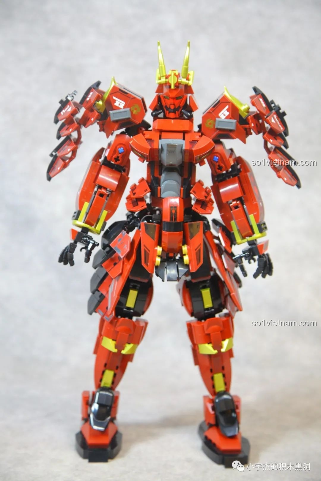 Giá đỡ vũ khí katana của Sluban M38-B1183 Cơ Giáp Sĩ Kai Bọc Thép Nặng, thiết kế độc đáo để trưng bày kiếm.