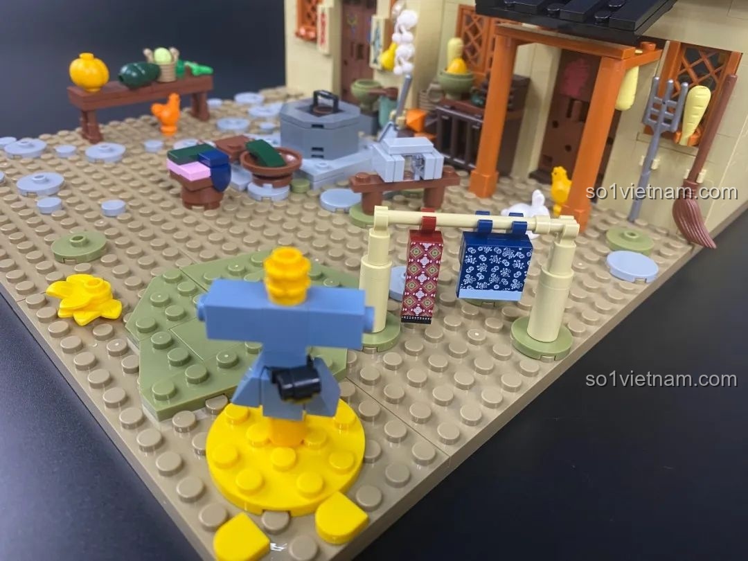 Giàn phơi quần áo và bù nhìn rơm, những chi tiết thú vị trong khu vực sân sau.