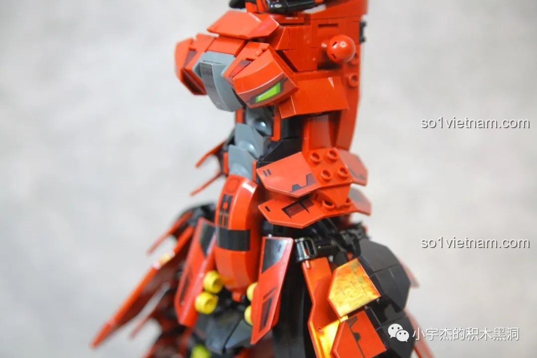 Hai mảnh giáp vai của Sluban M38-B1183 Cơ Giáp Sĩ Kai Bọc Thép Nặng, thiết kế độc đáo với nhiều lớp giáp nhỏ.