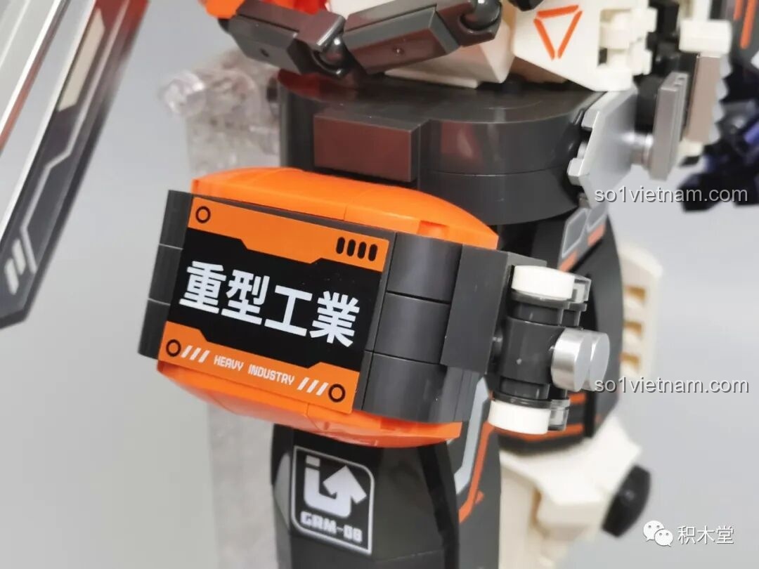 Đôi giày của FUNIFY W9006 Chiến Binh Cơ Khí ZENN với thiết kế màu xám cam và dây giày bạc, tạo điểm nhấn độc đáo và phong cách cho mô hình.