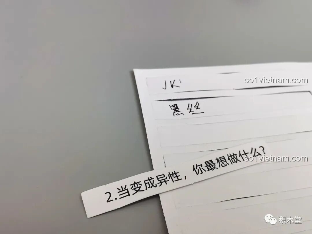 Một mẩu giấy với câu hỏi cho trò chơi của bộ JAKI JK8225, tạo sự tương tác thú vị.