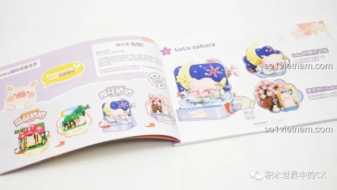 Trang giới thiệu tính năng xoay hai mặt trong sách hướng dẫn của bộ đồ chơi trang trí Lợn LuLu hoa anh đào.