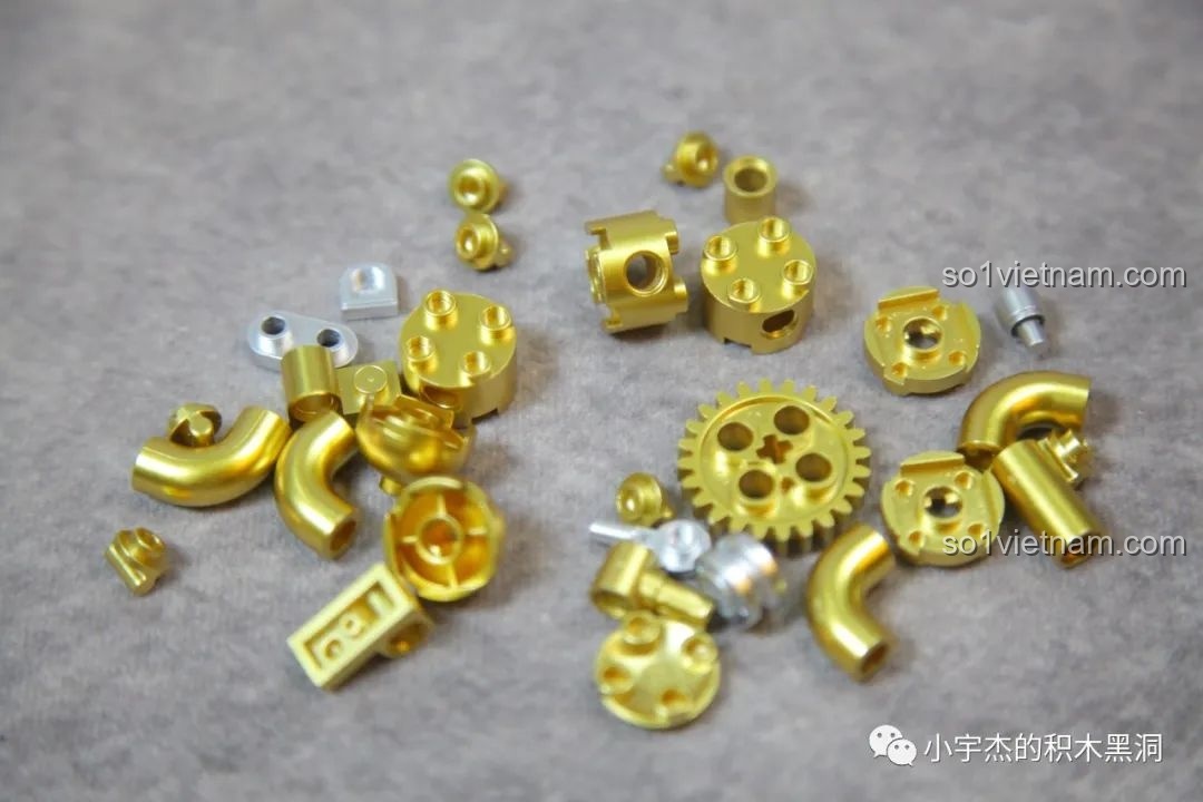 Cận cảnh các chi tiết màu vàng và bạc được mạ chất lượng cao của bộ lắp ghép GISEGA G8901 Phi Hành Gia Bán Cơ Khí.