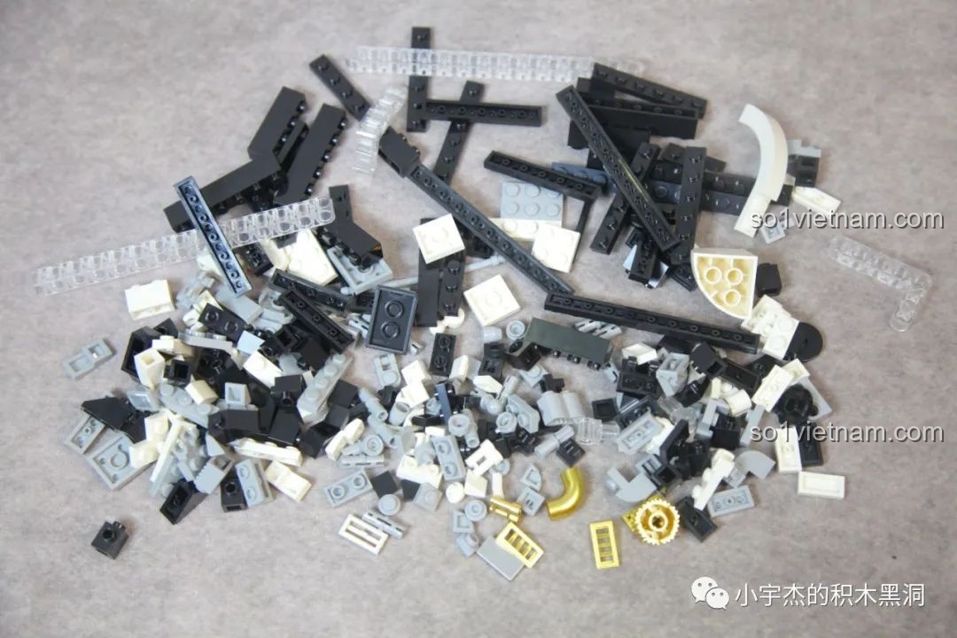 Các chi tiết vàng trên thân mô hình GISEGA G8901 Phi Hành Gia Bán Cơ Khí kết hợp hài hòa với mặt nạ.