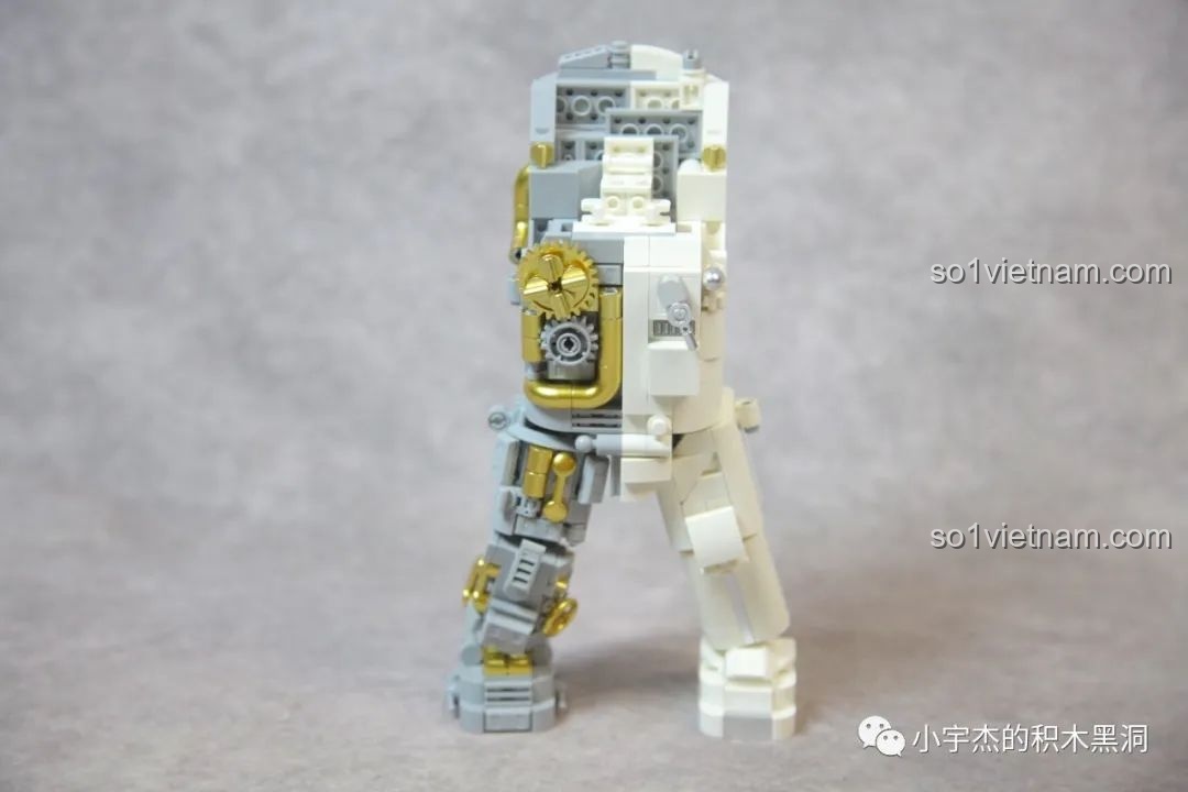 Khớp cầu ở háng và khớp mắt cá chân của GISEGA G8901 Phi Hành Gia Bán Cơ Khí cho phép cử động đa chiều.