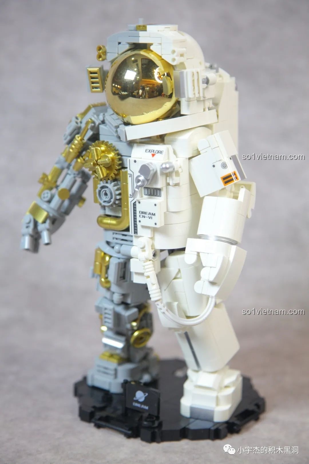 Mặt nạ hình tròn hoàn hảo, là điểm nhấn không thể bỏ qua của mô hình GISEGA G8901 Phi Hành Gia Bán Cơ Khí.