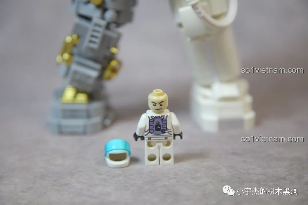 Một biểu cảm khuôn mặt khác của minifigure phi hành gia trong bộ GISEGA G8901.