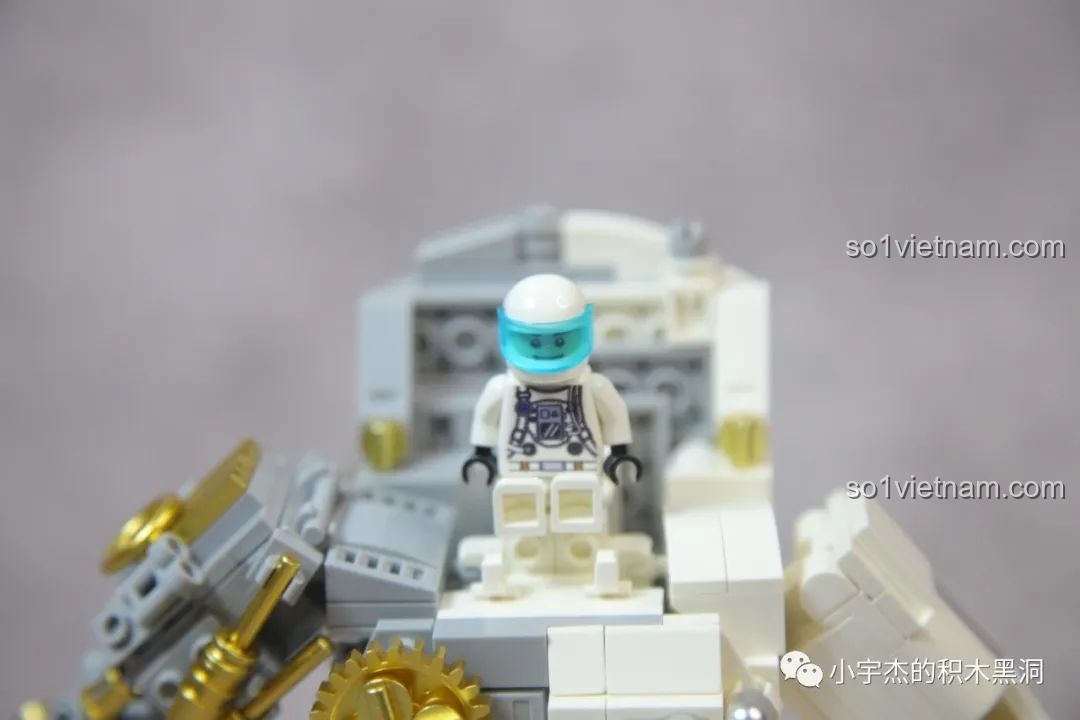 Minifigure phi hành gia có thể đặt vào vị trí đầu của mô hình GISEGA G8901 lớn, tạo chi tiết độc đáo.