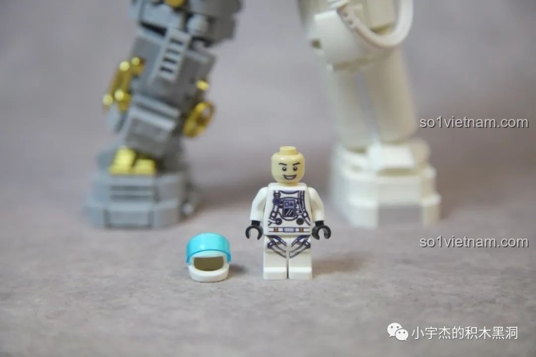 Minifigure phi hành gia của GISEGA G8901 với hai biểu cảm khuôn mặt khác nhau, tăng sự thú vị.