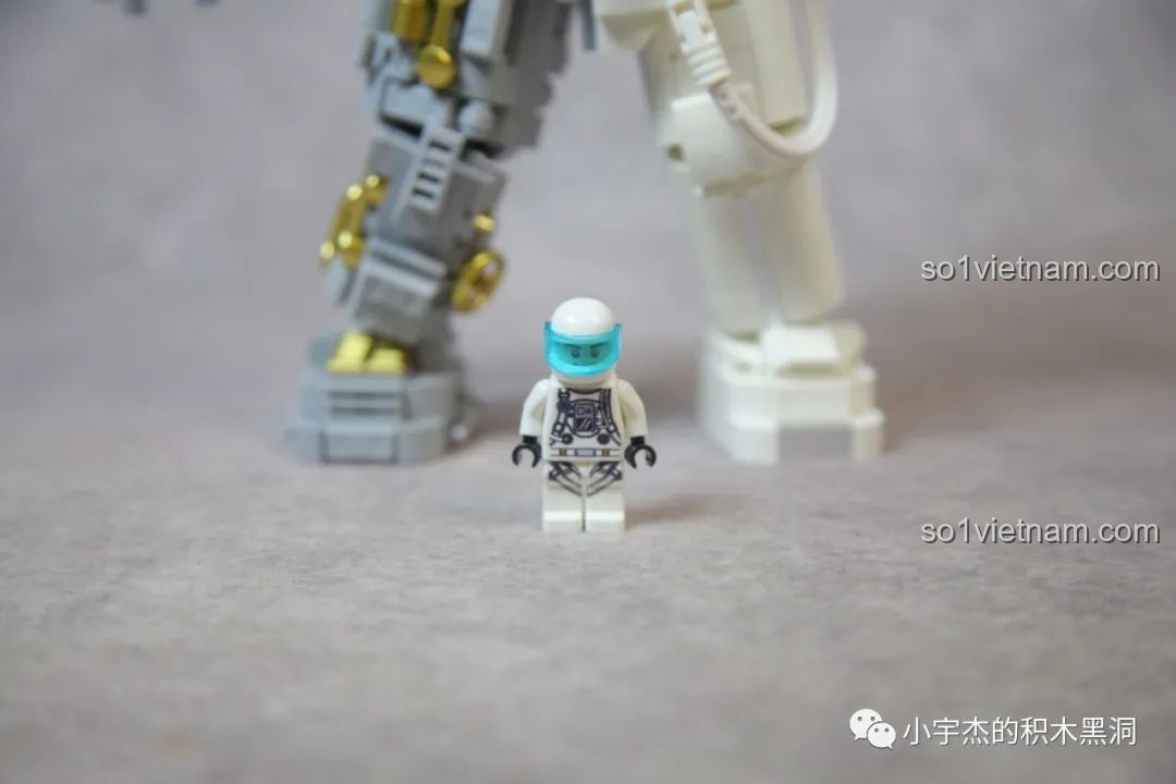 Minifigure phi hành gia nhỏ xinh đi kèm bộ lắp ghép GISEGA G8901 Phi Hành Gia Bán Cơ Khí.