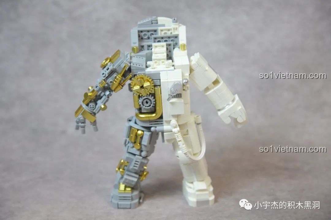 Mô hình GISEGA G8901 Phi Hành Gia Bán Cơ Khí dần hoàn thiện với phần thân và cánh tay, thiết kế bán cơ khí rõ nét.