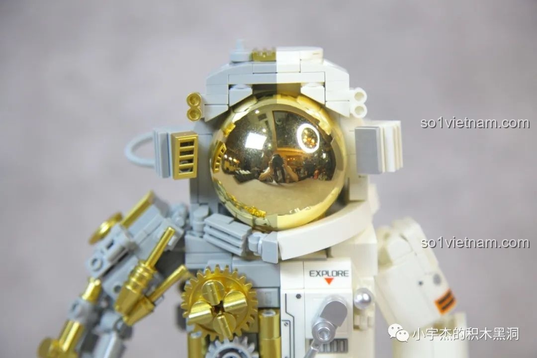 Phần cơ khí của GISEGA G8901 Phi Hành Gia Bán Cơ Khí được thể hiện qua việc xếp chồng nhiều loại mảnh ghép phức tạp.