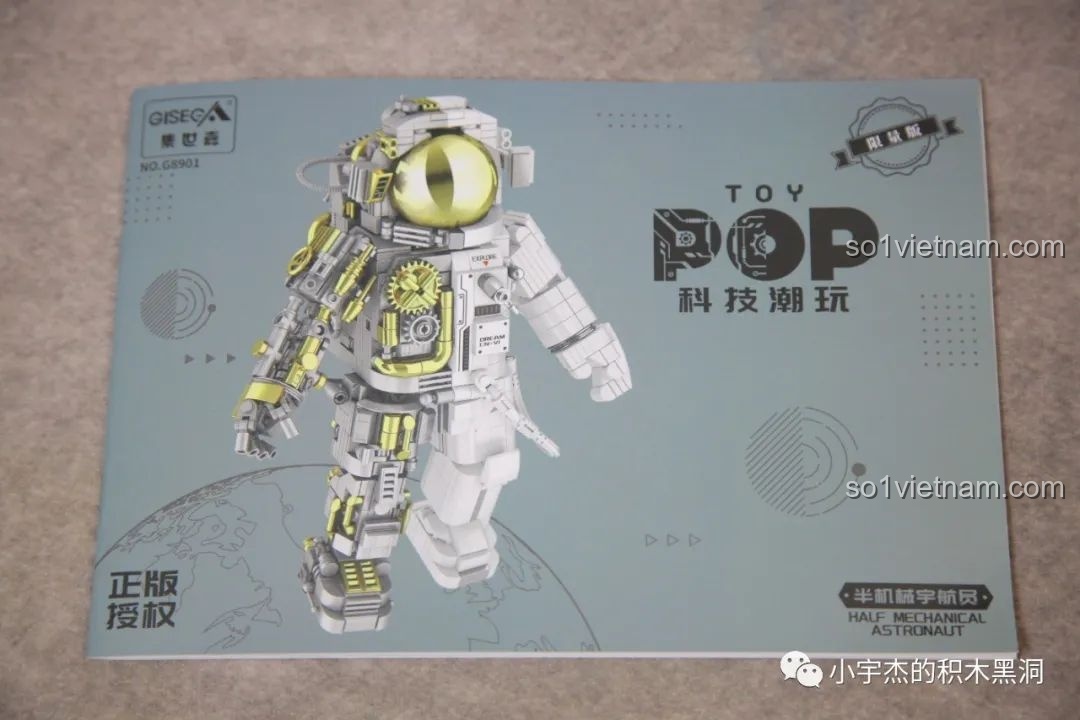 Sách hướng dẫn lắp ráp của GISEGA G8901 Phi Hành Gia Bán Cơ Khí với hình ảnh mô hình hoàn chỉnh ở bìa.