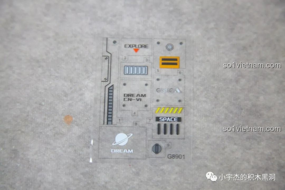 Tờ sticker trong suốt chất lượng cao, dày dặn đi kèm bộ lắp ghép GISEGA G8901 Phi Hành Gia Bán Cơ Khí.