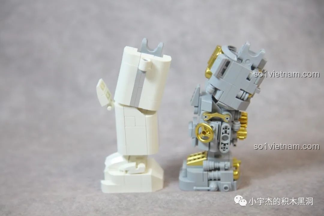 Thiết kế bán cơ khí độc đáo của phần chân GISEGA G8901 Phi Hành Gia Bán Cơ Khí, một bên giáp, một bên máy móc.