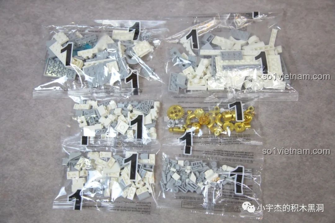 Các túi chi tiết của GISEGA G8901 Phi Hành Gia Bán Cơ Khí được đánh số rõ ràng theo từng giai đoạn lắp ráp.