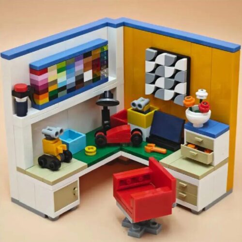 Bộ lắp ghép Gobricks G2105 mô phỏng bàn làm việc của dân mê mô hình, với các chi tiết sáng tạo như bảng màu, tranh treo tường, robot nhỏ, xe đẩy, ghế xoay, phù hợp cho người chơi từ 14 tuổi trở lên.