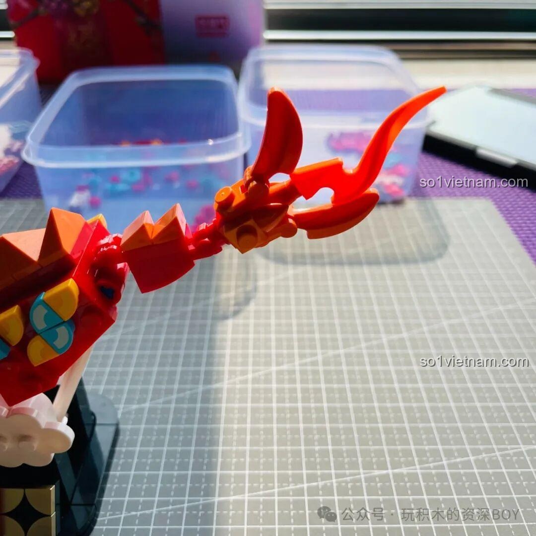 Chi tiết đầu rồng của đồ chơi mô hình Gobricks G2401 Rồng Béo Trên Trời, với sừng và mắt biểu cảm.