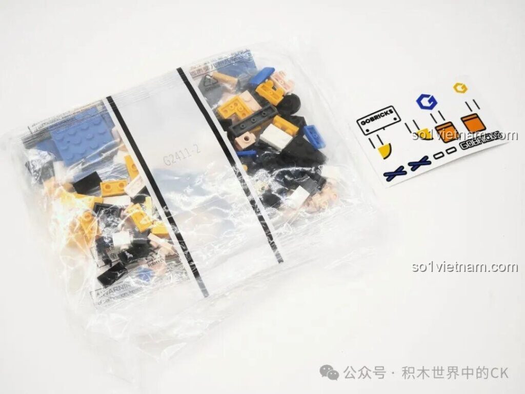 Hộp sản phẩm Gobricks G2411 với các chi tiết lắp ráp và sticker bên trong