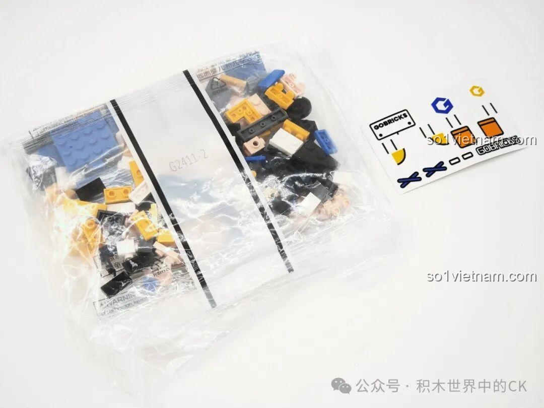 Hộp sản phẩm Gobricks G2411 với các chi tiết lắp ráp và sticker bên trong