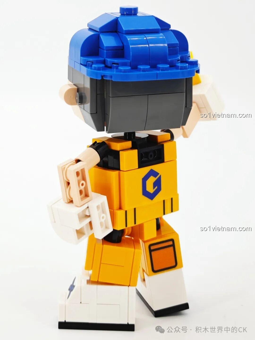 Gobricks G2411 Nhân vật lắp ghép màu vàng, đội mũ xanh, quay lưng