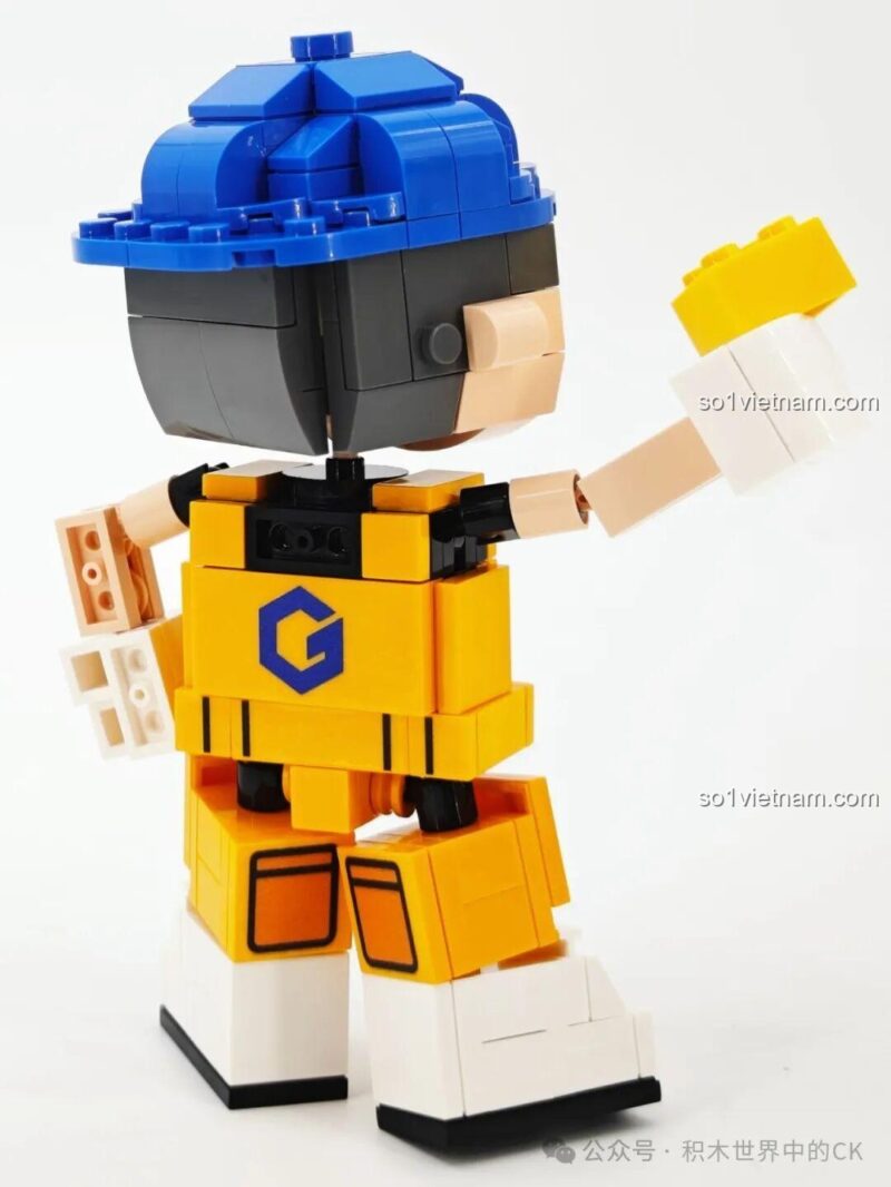Gobricks G2411 Nhân vật lắp ghép màu vàng, đội mũ xanh, tư thế đứng