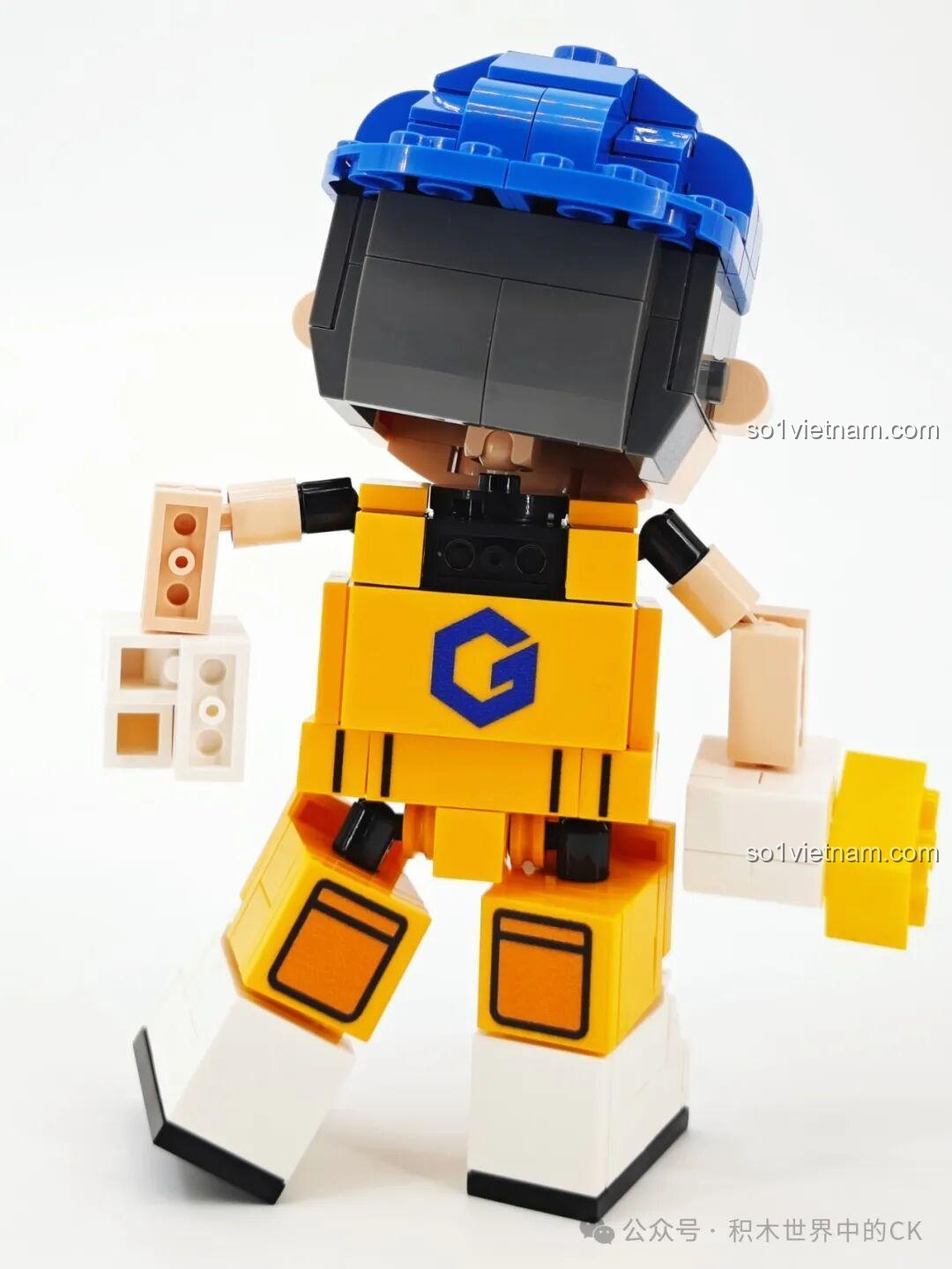 Gobricks G2411 Nhân vật lắp ghép màu vàng, đội mũ xanh, tư thế ngồi