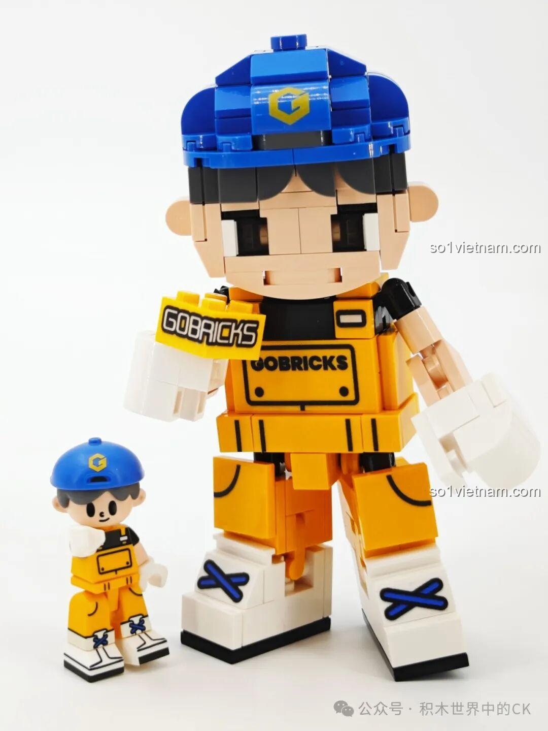 Gobricks G2411 Nhân vật lắp ghép màu vàng, đội mũ xanh, ngồi trên xe máy