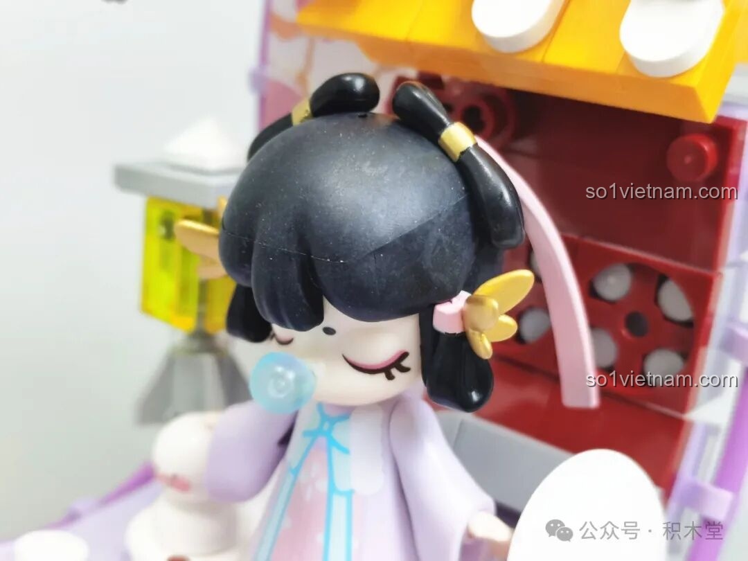 Góc nhìn từ bên hông của mô hình TOP TOY Nanci mùa Đông, thấy rõ các lớp chi tiết.