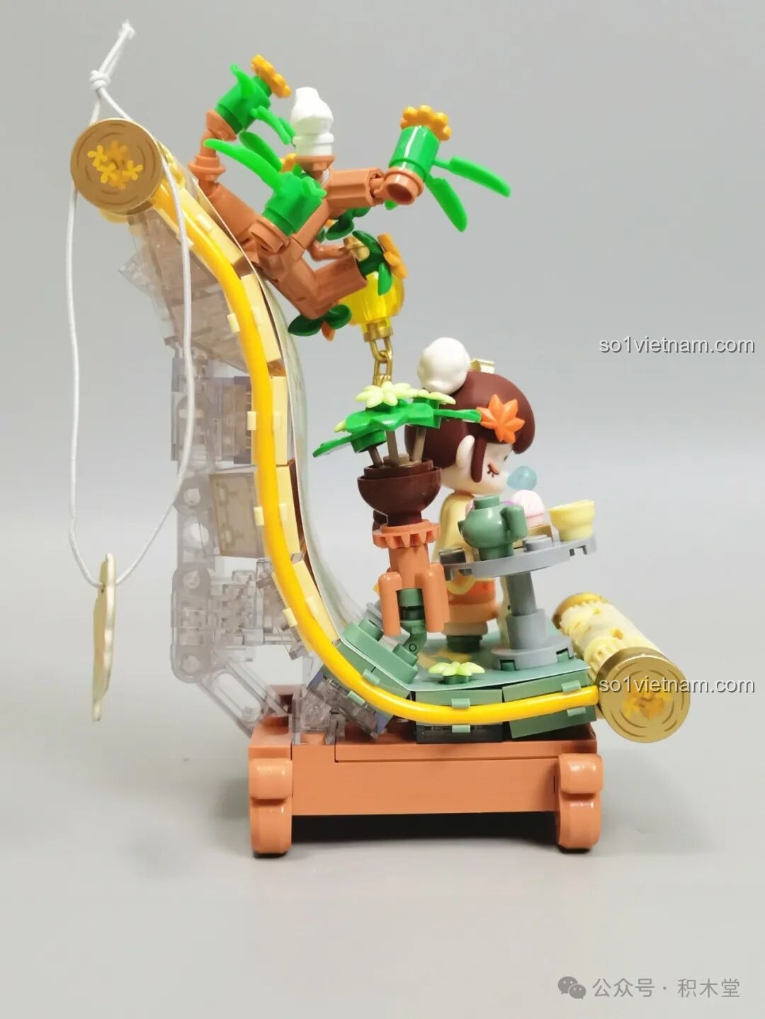 Góc nhìn từ bên hông của mô hình TOP TOY Nanci mùa Thu, khoe trọn vẹn các chi tiết trang trí.