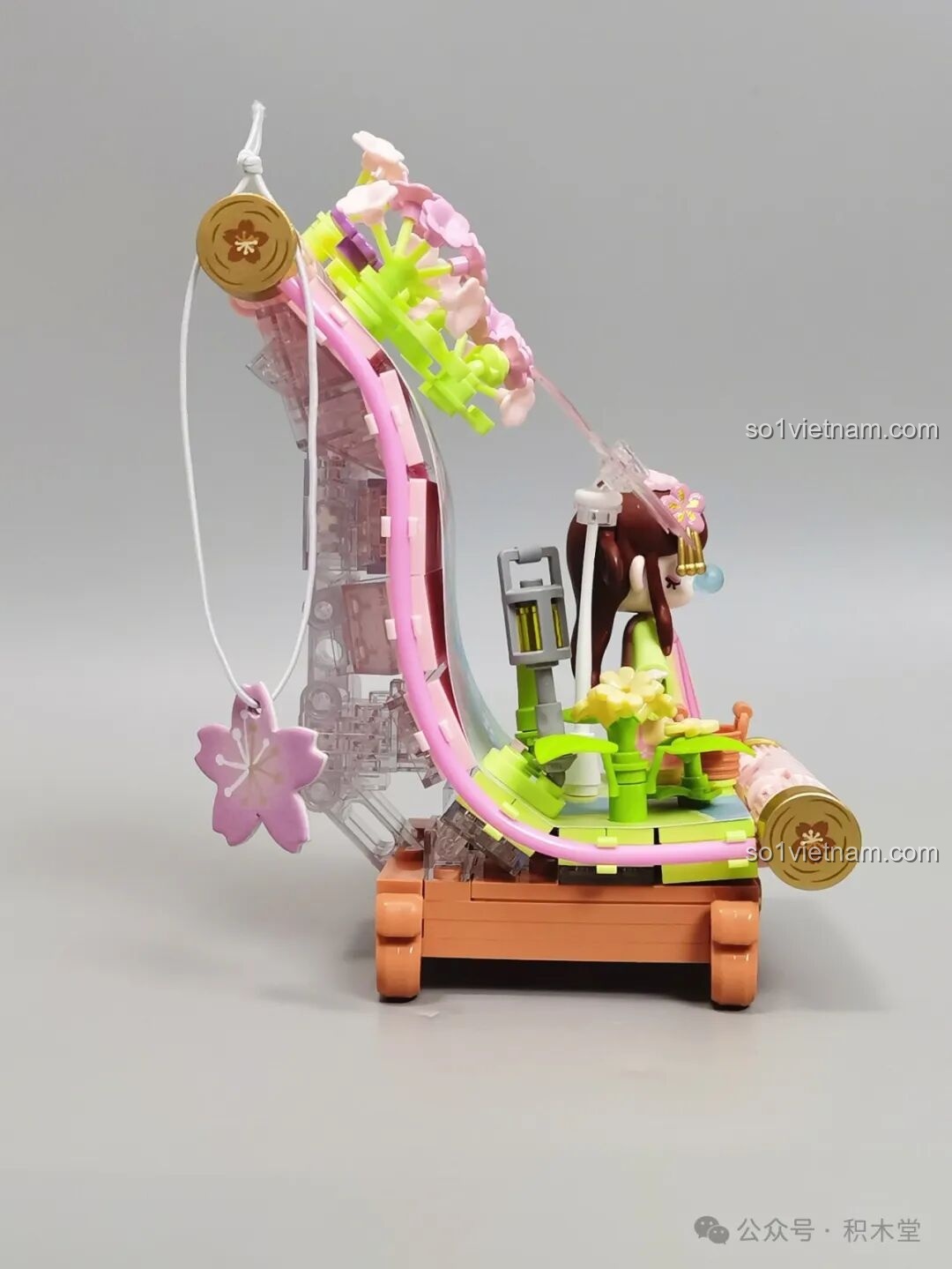 Góc nhìn từ bên hông của mô hình TOP TOY Nanci mùa Xuân, thấy rõ độ cong của cuộn tranh.