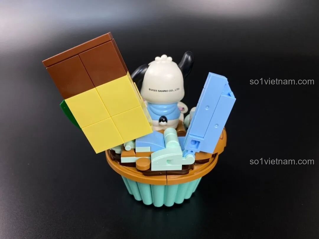 Nhìn từ bên phải, mô hình cupcake Pochacco vẫn giữ được vẻ cân đối và hài hòa về màu sắc.