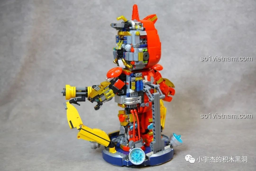 Góc nhìn chéo từ bên phải của mô hình ZHEGAO GZ8008, khoe lớp giáp đỏ.