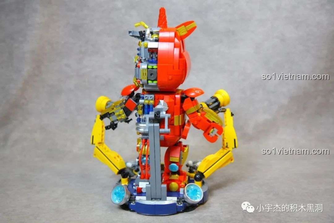 Góc nhìn chéo từ bên trái của mô hình ZHEGAO GZ8008, khoe phần cơ khí bên trong.