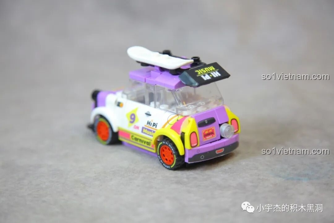 Góc nhìn chéo từ phía sau của xe mini Sembo 714508, khoe trọn thiết kế độc đáo và màu sắc nổi bật.