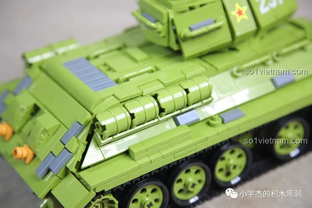 Mô hình xe tăng T-34 Panlos 632012 với nòng pháo được hạ ở góc thấp nhất.