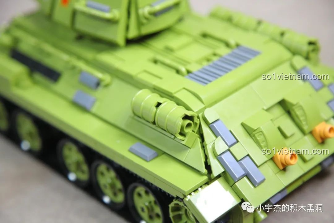 Mô hình xe tăng T-34 Panlos 632012 với nòng pháo được nâng ở góc cao nhất.