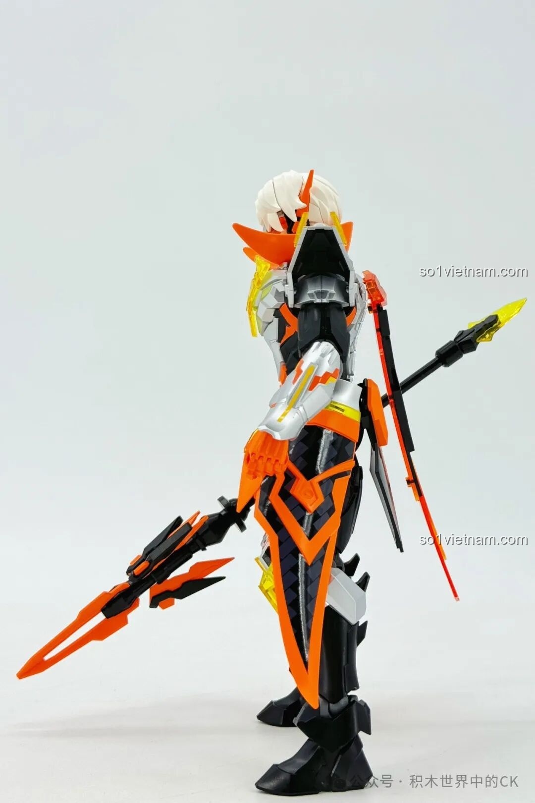 Mô hình Robot Triệu Vân Keeppley 78032 chụp từ góc nghiêng bên, làm nổi bật các chi tiết giáp vai và vũ khí.