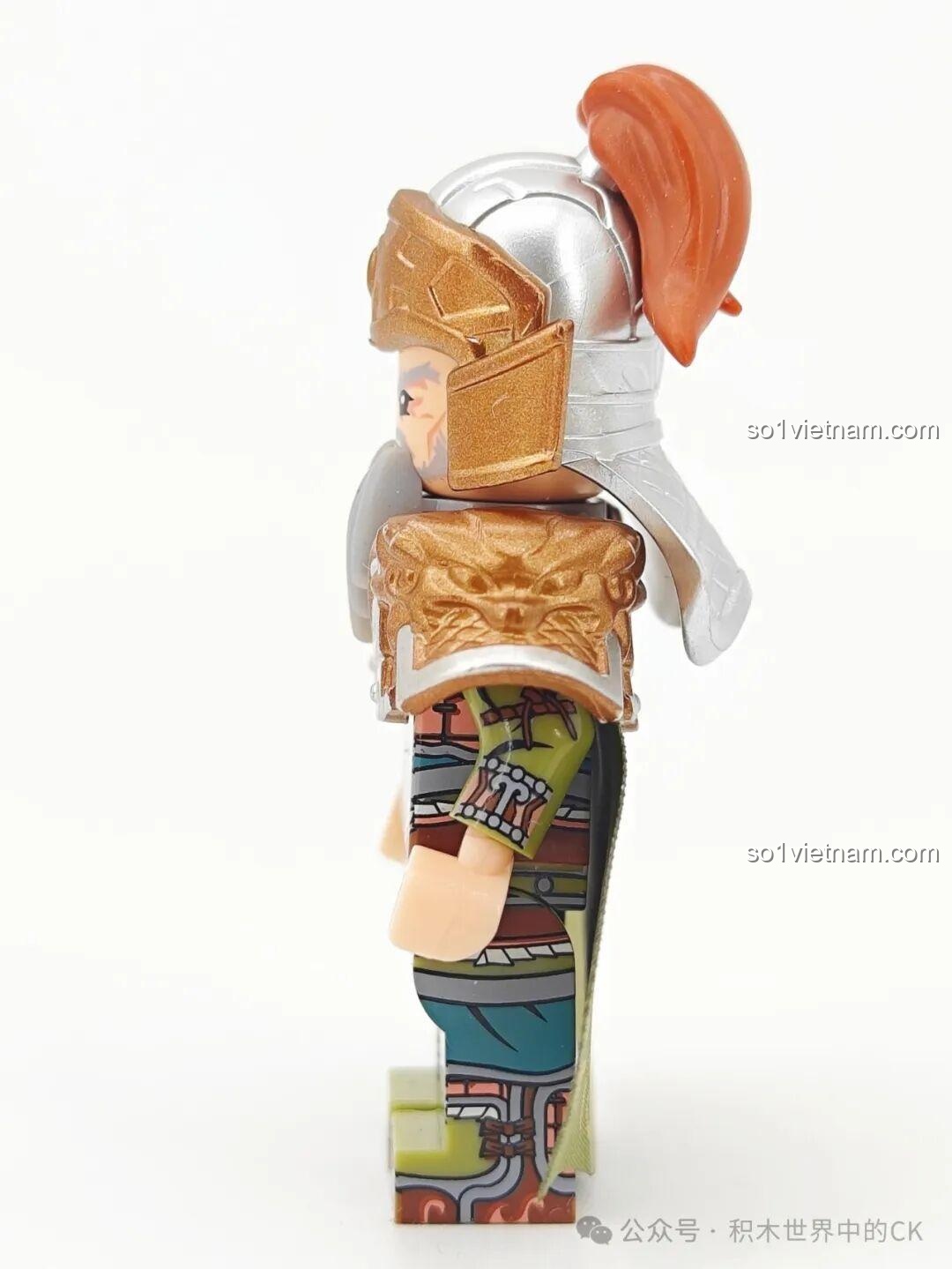Ảnh chụp góc nghiêng bên trái của minifigure Trình Phổ Decool 20377, khoe chi tiết giáp vai và mũ trụ.