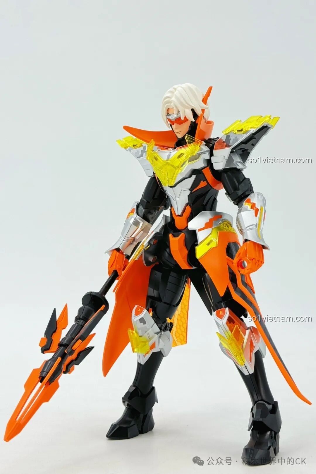 Mô hình Mecha Triệu Vân Keeppley 78032 chụp từ góc nghiêng, khoe các đường nét thiết kế và phối màu độc đáo.