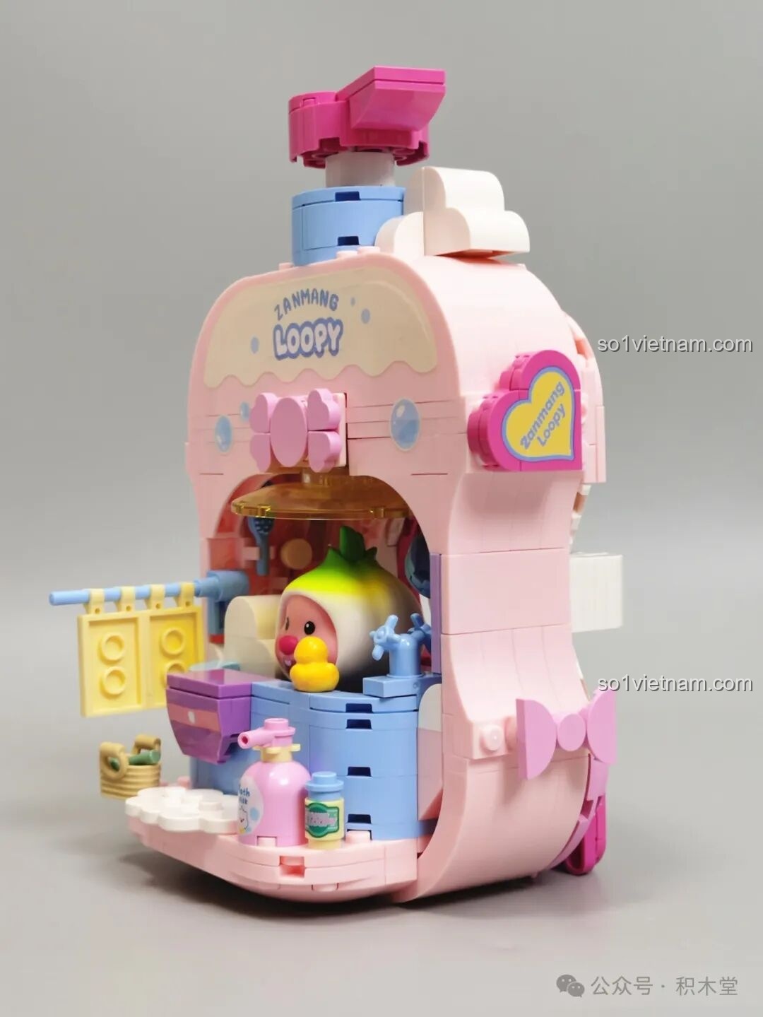 Góc nghiêng của mô hình Phòng Tắm Bong Bóng Loopy, khoe các chi tiết trang trí bên hông.