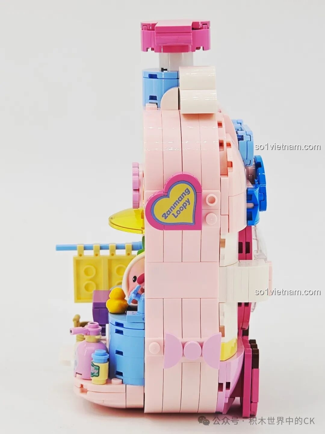 Góc nhìn nghiêng của mô hình phòng tắm Loopy TC2328, cho thấy các chi tiết trang trí bên hông như sticker trái tim.