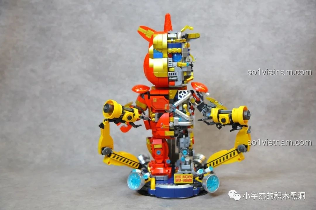 Góc nghiêng bên phải của mô hình ZHEGAO GZ8008, thể hiện phần thân được bọc giáp đỏ vàng.