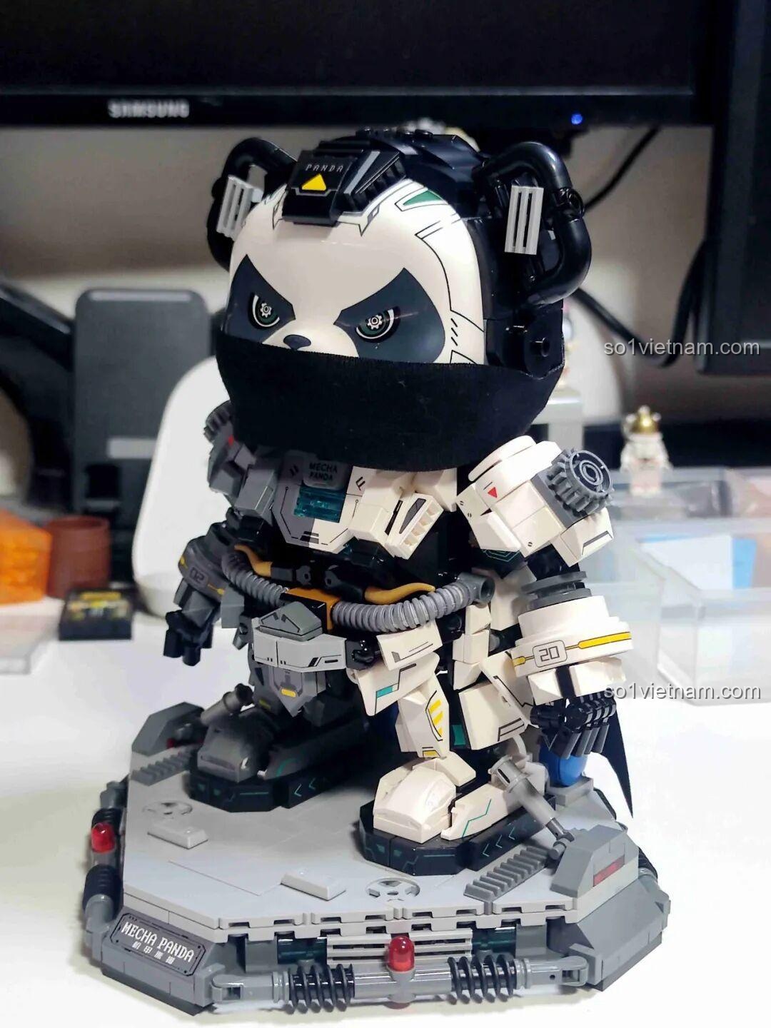 Góc chụp nghiêng của mô hình Mecha Panda Wekki 506507 trên đế, khoe trọn các đường nét thiết kế hầm hố.